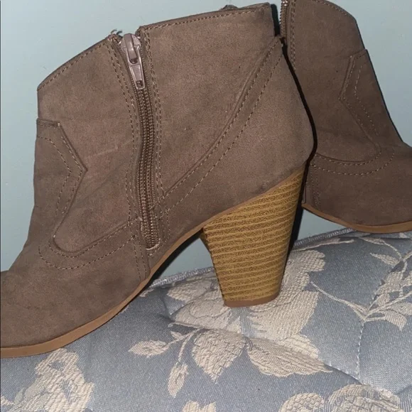 Boots/heels - Picture 3 of 5